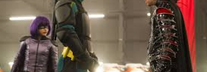 A droite de l'image : Red Mist/The Motherf***er, joué par Christopher Mintz-Plasse